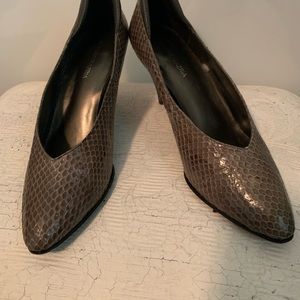 BCBG Maxazria Gray Snakeskin Low Heels Sz 8